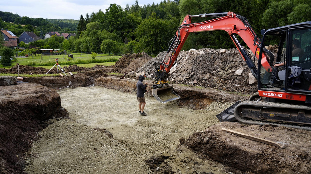 Baggerarbeiten beim Neubau eines Koiteichs