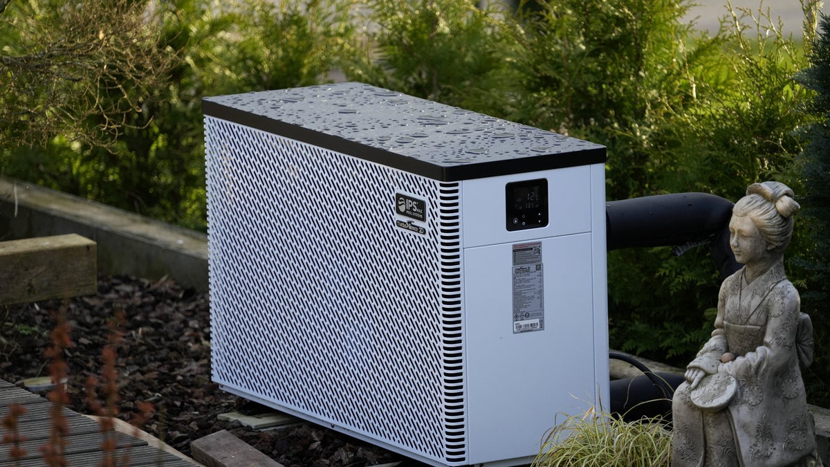 Luft-Wärmepumpe im Garten neben einem Koiteich